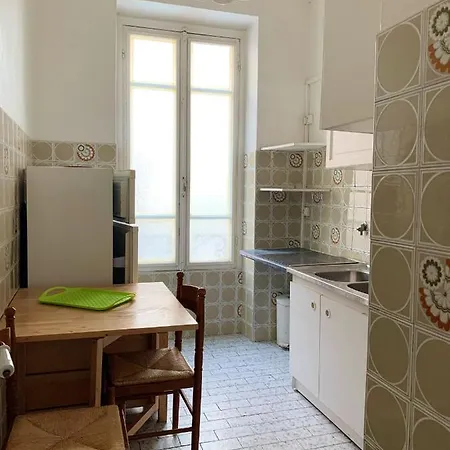 De 2 Chambres A A 100 M De La